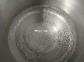 先处理一下西米，锅里坐水，烧到见小泡泡。