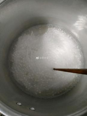 把西米倒入后，搅拌，防止粘底。