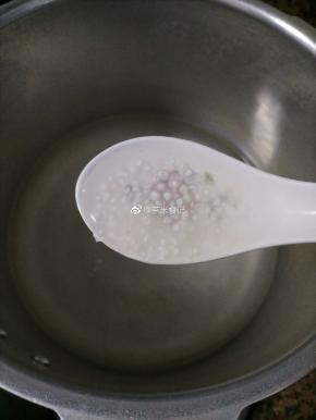 中火煮十分钟后，还是有小白点，再继续煮五分钟后关火，盖上盖子，利用余温把西米焖熟。