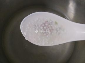 中火煮十分钟后，还是有小白点，再继续煮五分钟后关火，盖上盖子，利用余温把西米焖熟。
