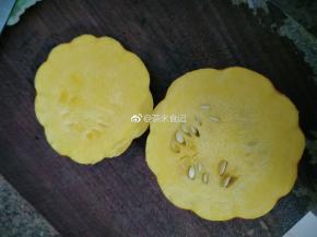 利用西米在焖这个时间，把南瓜处理一下，洗净后，切出小盖子，把籽挖掉。