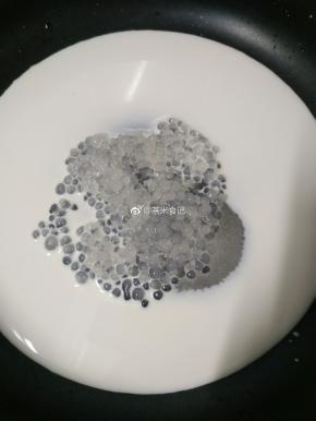 焖熟后的西米，过一过凉开水，晶莹剔透。把糖，牛奶，西米放在锅里煮开，糖溶化便可以关火了。