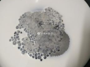焖熟后的西米，过一过凉开水，晶莹剔透。把糖，牛奶，西米放在锅里煮开，糖溶化便可以关火了。