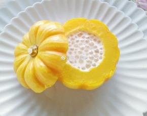 接下来把西米牛奶倒入南瓜盅里。