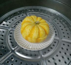 把南瓜移到蒸笼上，中火蒸20分钟后，关火焖5分钟后，再拿出来食用。(如果南瓜偏大，蔬的时间要加长)