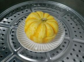把南瓜移到蒸笼上，中火蒸20分钟后，关火焖5分钟后，再拿出来食用。(如果南瓜偏大，蔬的时间要加长)