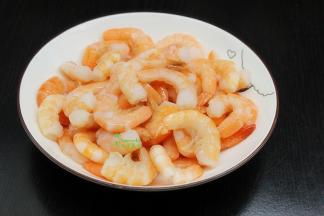 虾仁解冻，去虾线，洗净，沥干水。放油、盐、胡椒粉、新鲜柠檬对半切块，用手挤压柠檬，把柠檬汁放到虾仁里，拌均腌制。