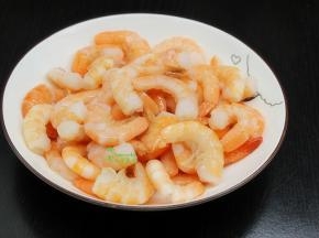 虾仁解冻，去虾线，洗净，沥干水。放油、盐、胡椒粉、新鲜柠檬对半切块，用手挤压柠檬，把柠檬汁放到虾仁里，拌均腌制。