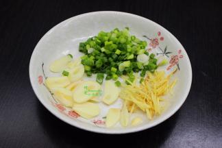 大蒜去壳，洗净切片；生姜洗净切丝，香葱洗净切好。