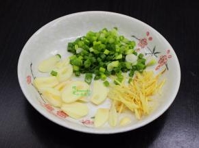 大蒜去壳，洗净切片；生姜洗净切丝，香葱洗净切好。