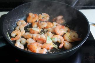 热锅，倒油，油锅要很热很热，倒入腌制好的虾仁、大蒜、生姜爆炒熟，出锅。