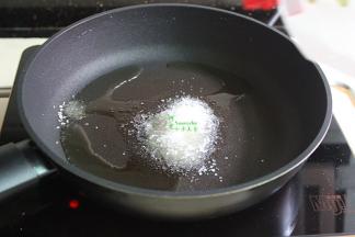 洗净锅，锅里放点油，倒入白砂糖，几滴柠檬汁，少许水，中小火把白砂糖炒出糖色，糖浆流动，但是不凝固，颜色金黄色即可。