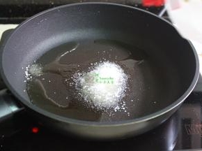洗净锅，锅里放点油，倒入白砂糖，几滴柠檬汁，少许水，中小火把白砂糖炒出糖色，糖浆流动，但是不凝固，颜色金黄色即可。