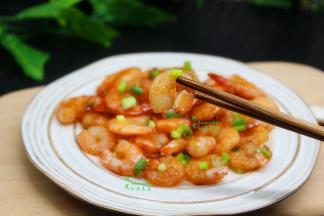 酸甜可口的糖醋虾仁就做好了。