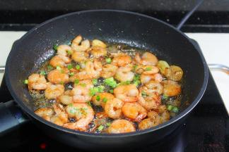 喜欢吃香葱味的，还可以放香葱，酸酸甜甜，香飘四溢，很好吃。