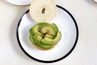 放上切好的牛油果片。