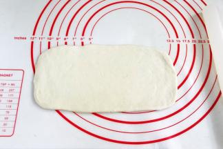 用擀面杖擀成20×10cm大小的方形面片。