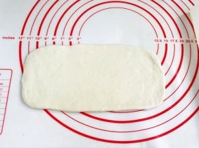 用擀面杖擀成20×10cm大小的方形面片。