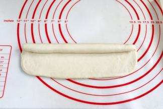 从上往下轻轻卷起。