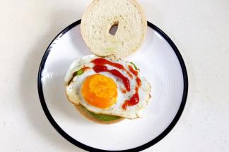 放上煎好的鸡蛋，挤点番茄酱。