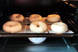 将面团放在烤盘纸上进行二次发酵，35度30分钟左右。