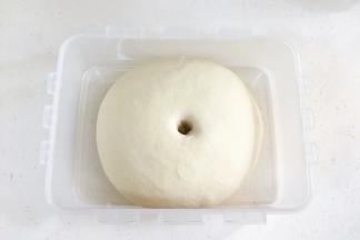 面团发至原来的两倍大，手指沾粉戳洞，不回缩不塌陷即可。