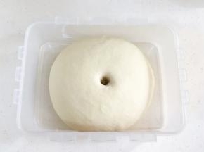 面团发至原来的两倍大，手指沾粉戳洞，不回缩不塌陷即可。