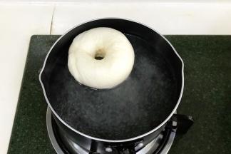 正反面各煮30分钟，油纸遇热水后很容易撕开。