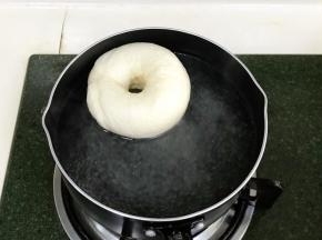 正反面各煮30分钟，油纸遇热水后很容易撕开。