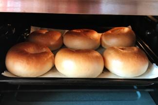 煮好的面胚捞出沥干水分，放入烤盘中，入预热好的烤箱中层，上下火200度约15分钟。