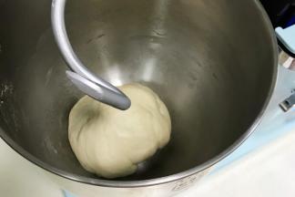 继续揉至表面稍光滑，呈扩展阶段。