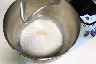 把除黄油外的食材放入厨师机搅拌桶内。