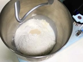 把除黄油外的食材放入厨师机搅拌桶内。