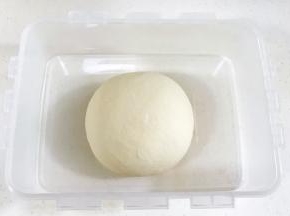 把揉好的面团取出滚圆，在28度左右的环境中进行基础发酵。