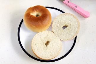 把烤好的贝果横切一刀，但不要完全切断。