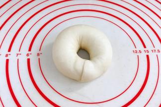 用扁的一头裹住细的一头，做成圈形，收好口捏紧。