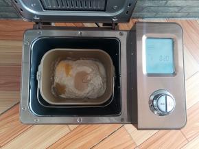 配方中除沙拉酱和肉松外所有材料放入面包机里，启动和面程序20分钟。