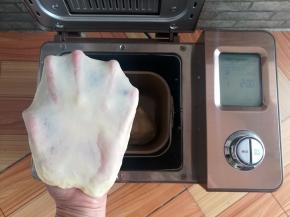 和面完成，剪一小块面团，双手抹油拉一个手套膜检查面团状态