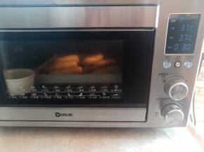 放入烤箱中，设置发酵温度37度30分钟，放一碗热水保持烤箱内湿度。