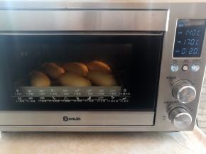 面团放入烤箱底层，上火140度下火170度烤20分钟