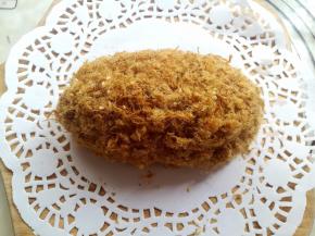 沙拉酱上沾满肉松