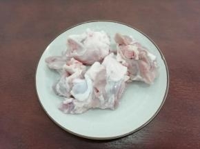 买回来的大骨用水冲洗干净
