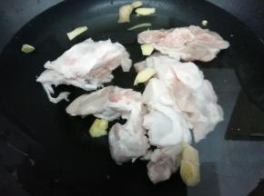 锅中加入适量的水，料酒和姜，在把大骨放入锅中，焯水去除血沫