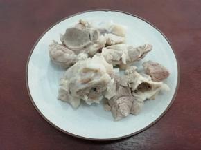 炒好水的大骨捞出，用温水清洗一遍