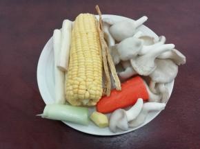 准备山药，玉米，党参，胡萝卜，姜，葱和，杏鲍菇