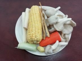 准备山药，玉米，党参，胡萝卜，姜，葱和，杏鲍菇