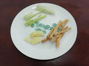 姜切成片儿，党参一切两段，葱切成条