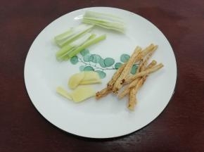 姜切成片儿，党参一切两段，葱切成条