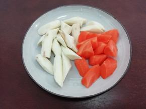 胡萝卜，山药去皮切成滚刀块