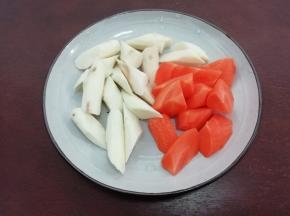 胡萝卜，山药去皮切成滚刀块